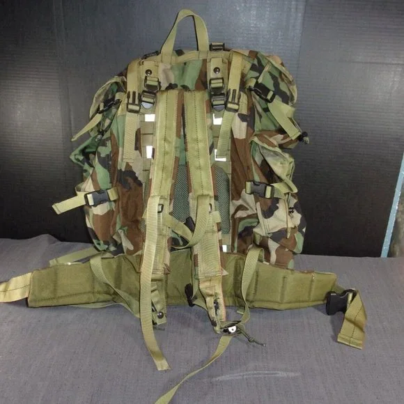 XL WOODLAND BDU RUCKSACK BACKPACK w/SLEEPING COMPLETE w/SHOULDER STRAPS EC 1067